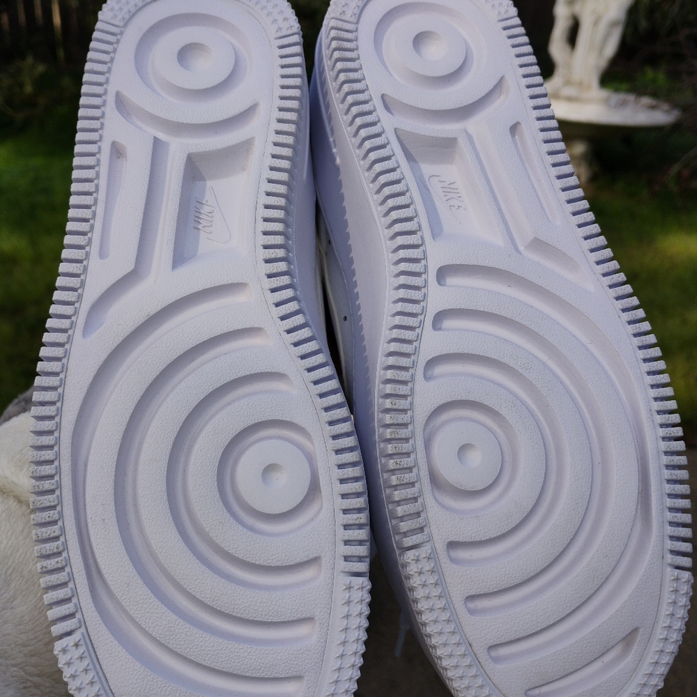 Nike White Sneakers for Women. Size 6 - Picture 4 of 7
